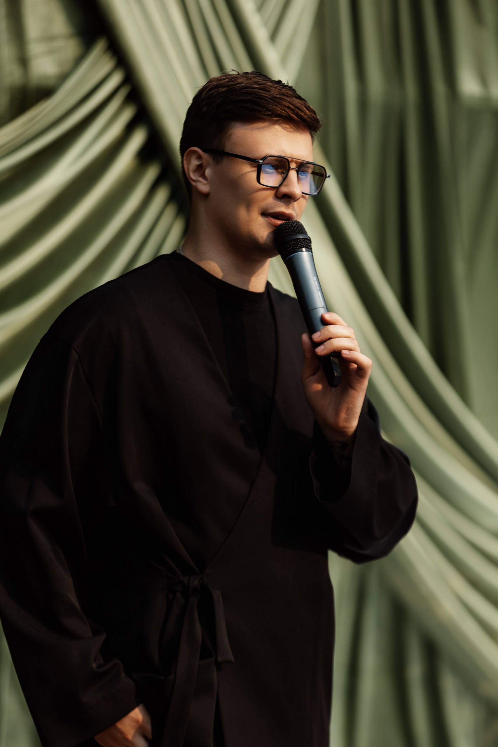 Стас с микрофоном